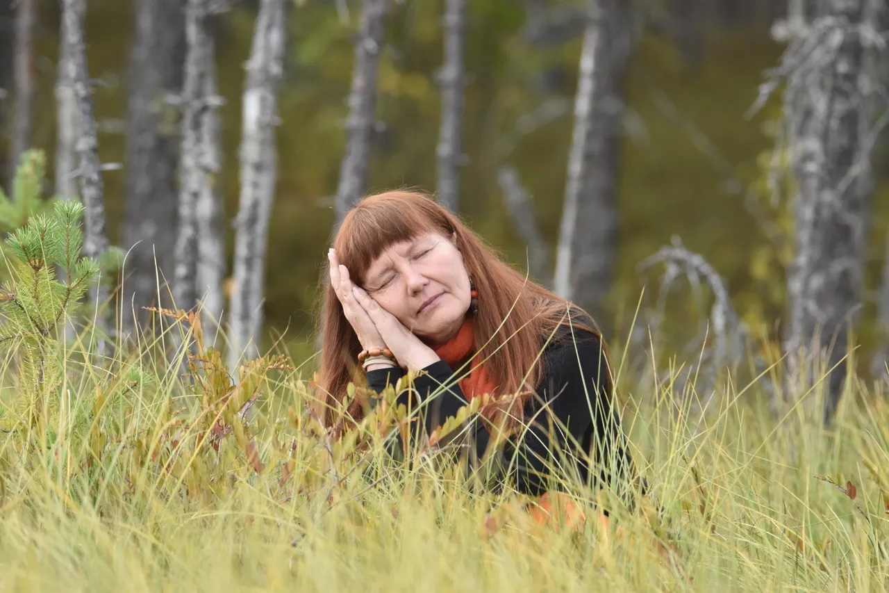 nainen luonnossa